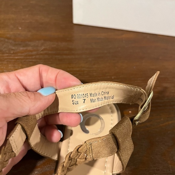 Women's Tan Sandal - size 7 Excellent condition! - Picture 7 of 7